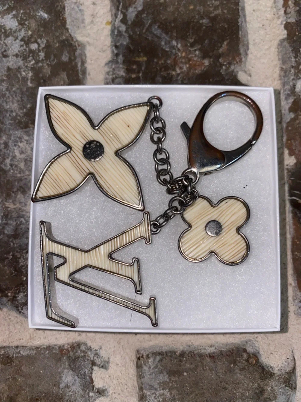 Louis Vuitton Fleur d'Epi bag charm and key holder - Picture 2 of 5